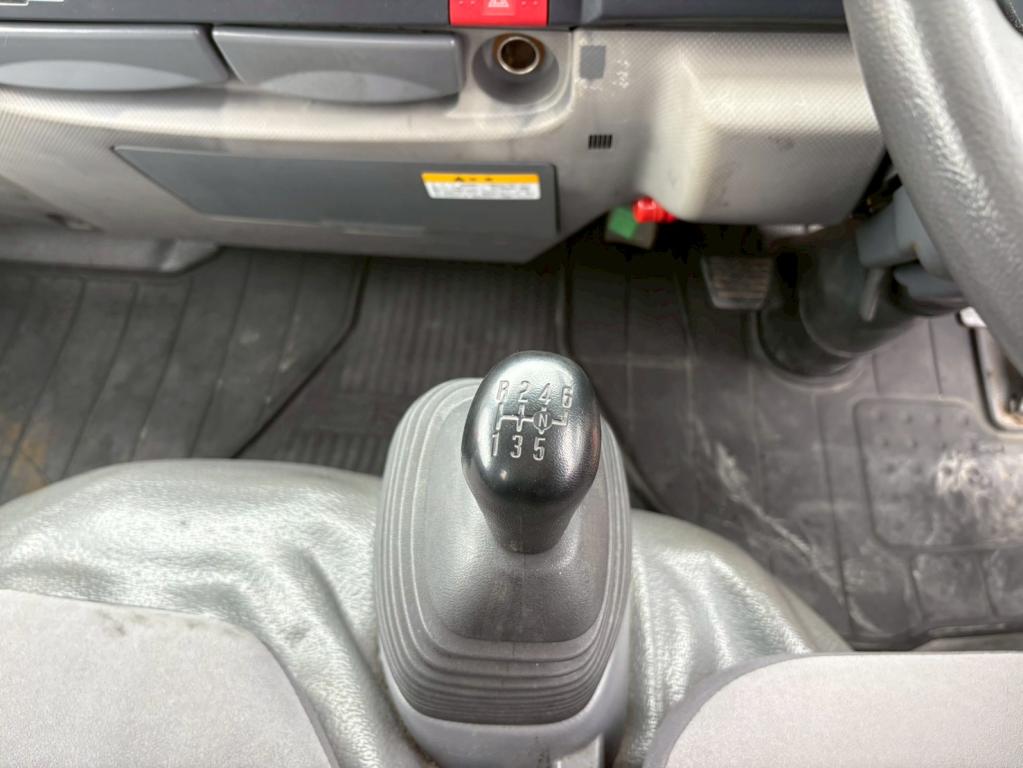 いすゞ エルフ BKG-NKR85AR(2WD)の写真23