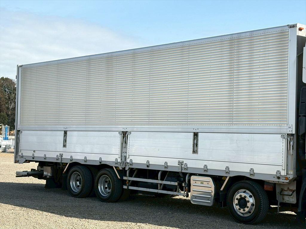 いすゞ ギガ QKG-CYJ77A(8x4)の写真5