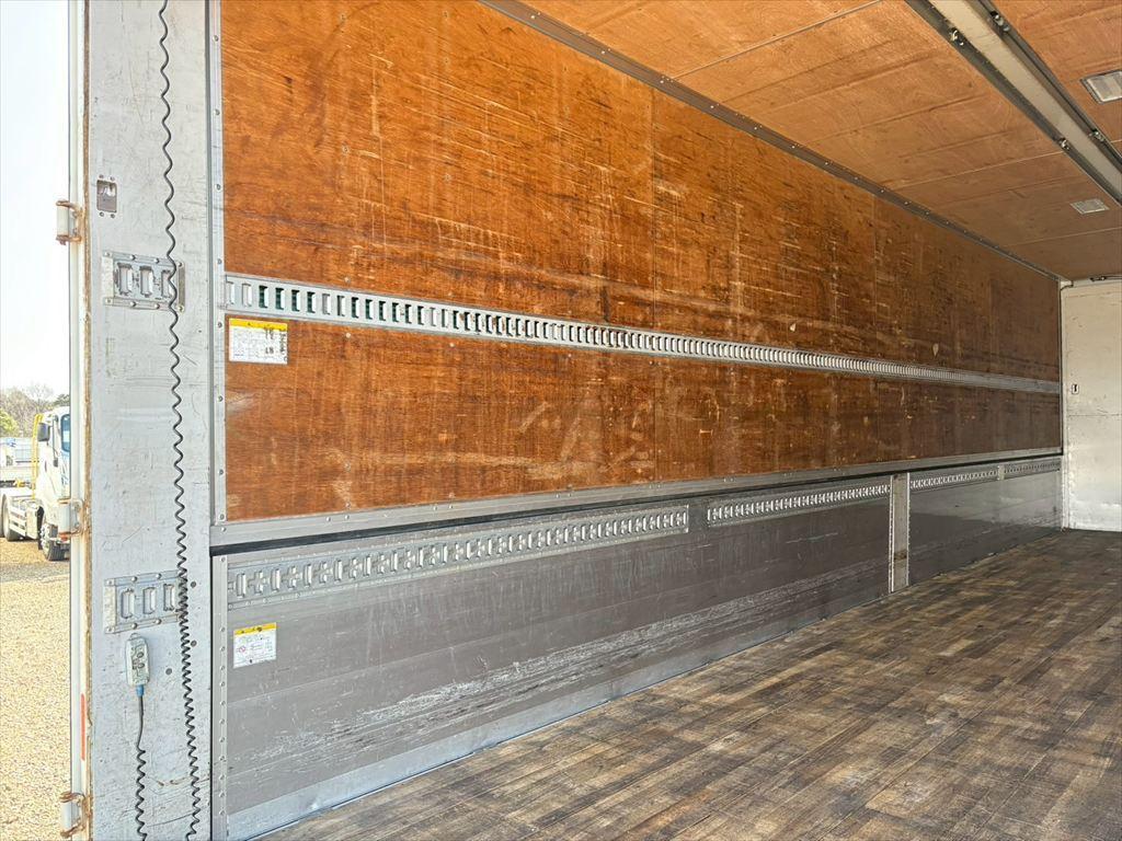 いすゞ ギガ QKG-CYJ77A(8x4)の写真9