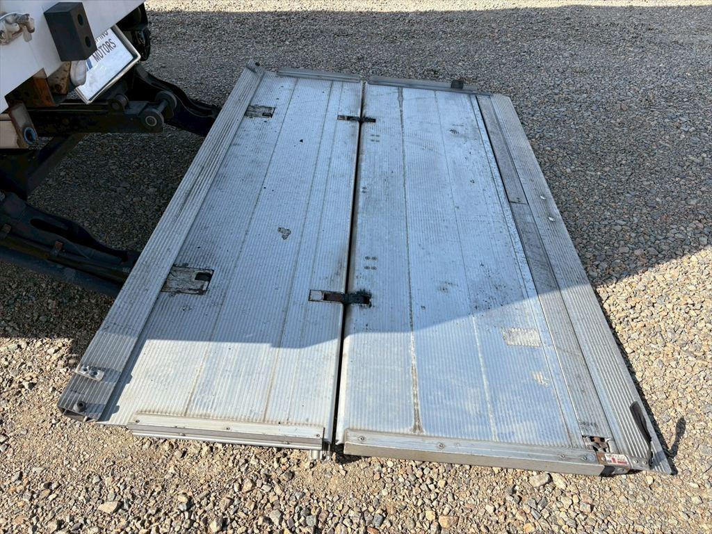 いすゞ ギガ QKG-CYJ77A(8x4)の写真12