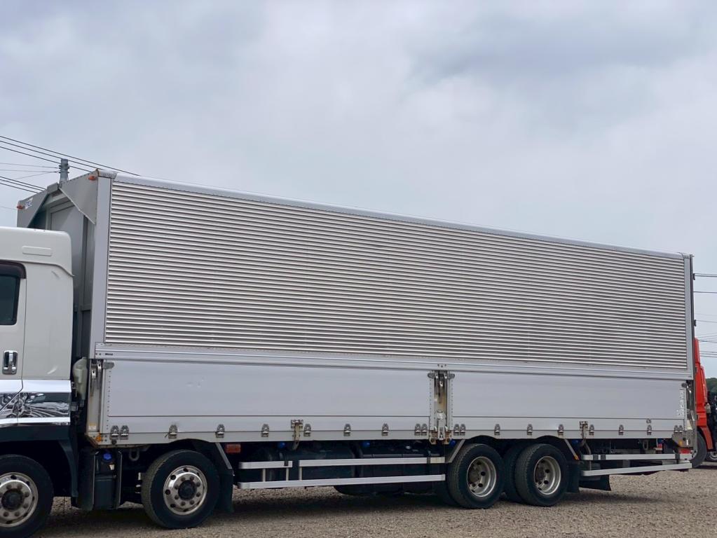 いすゞ ギガ 2PG-CYJ77C(8x4)の写真6