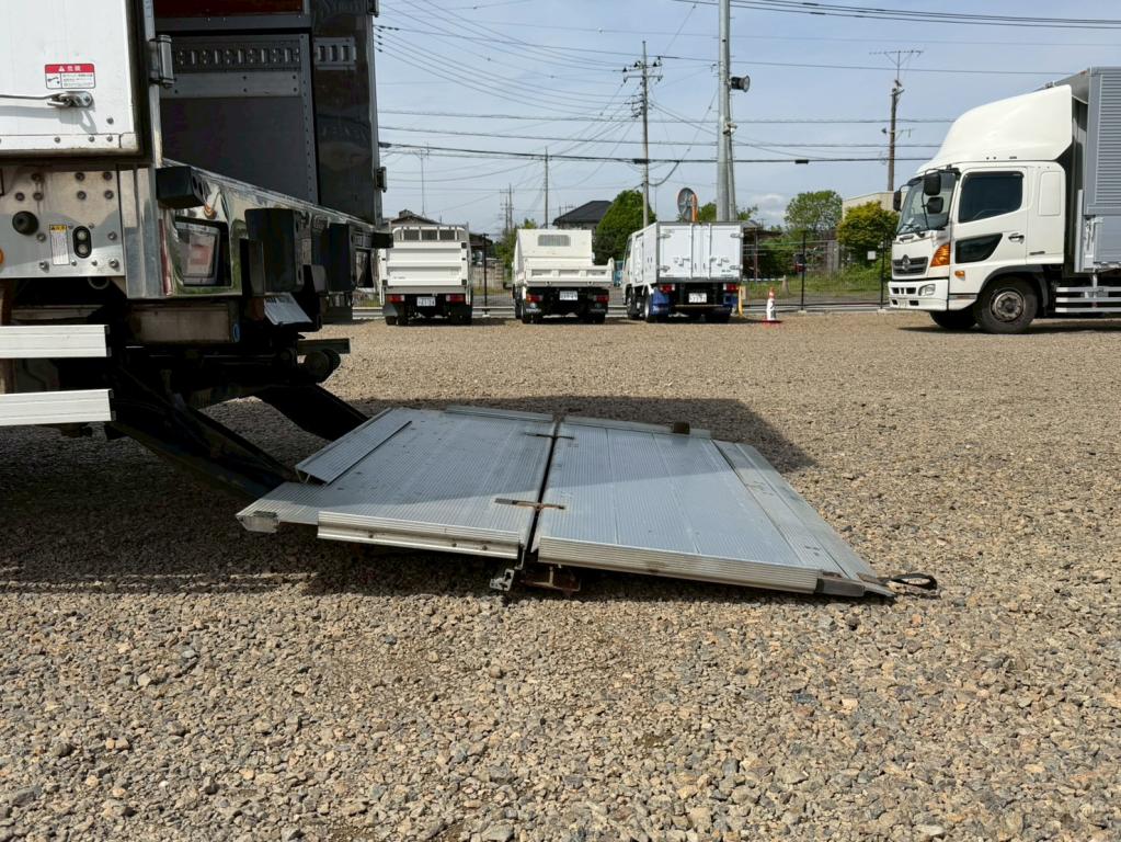 いすゞ ギガ 2PG-CYJ77C(8x4)の写真12