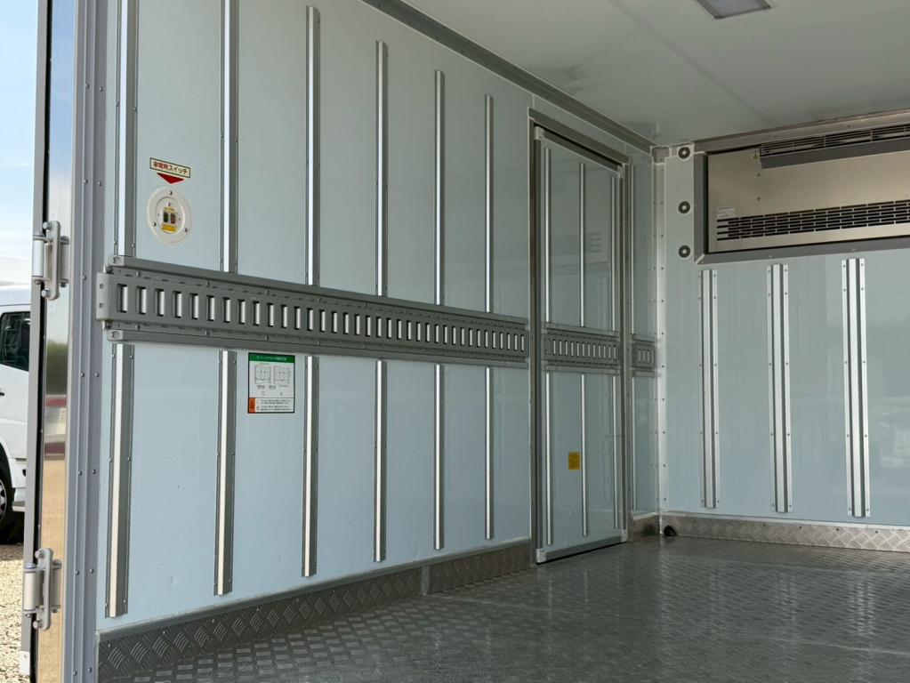 三菱 キャンター 2RG-FBAV0(2WD)の写真9