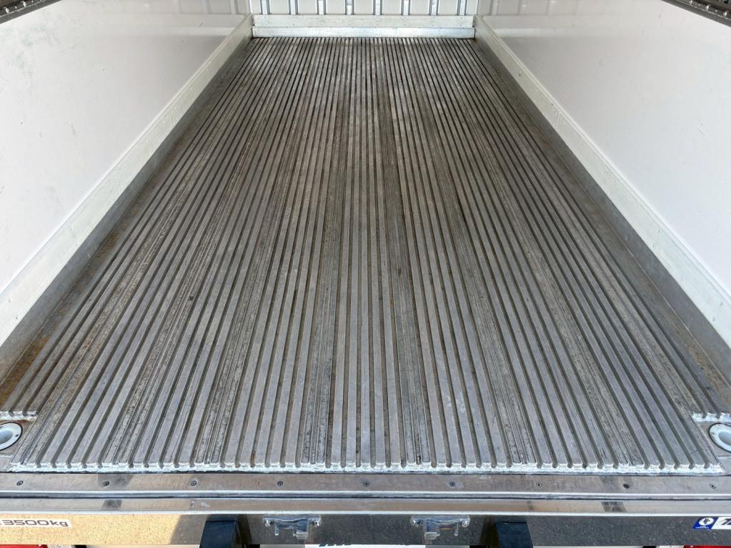 いすゞ エルフ 2PG-NPR88AN(2WD)の写真8