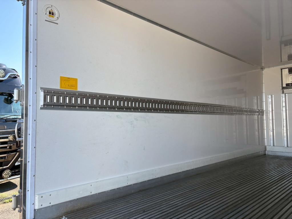 いすゞ エルフ 2PG-NPR88AN(2WD)の写真9