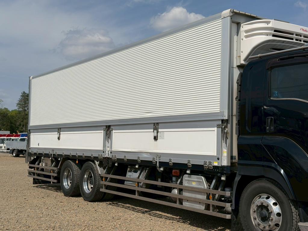 いすゞ ギガ QKG-CYL77B(6x2)の写真5