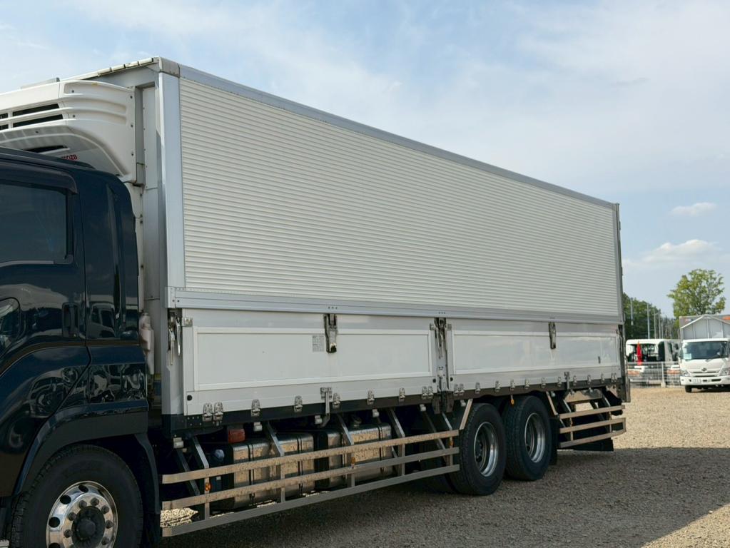 いすゞ ギガ QKG-CYL77B(6x2)の写真6