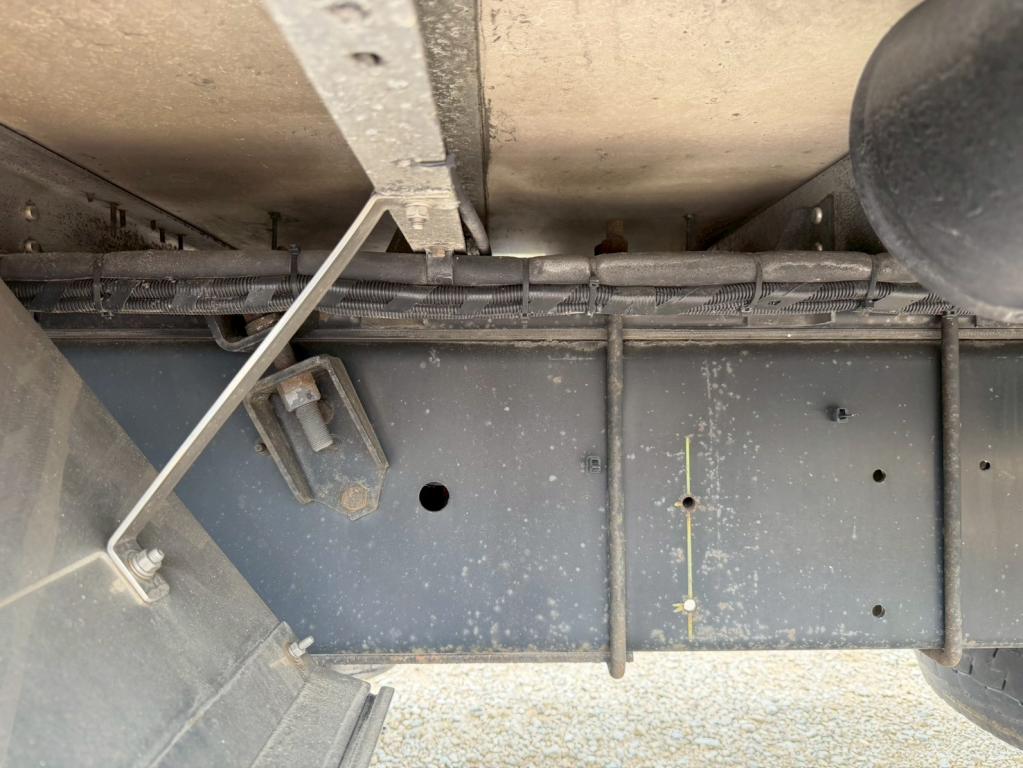 いすゞ ギガ QKG-CYL77B(6x2)の写真15