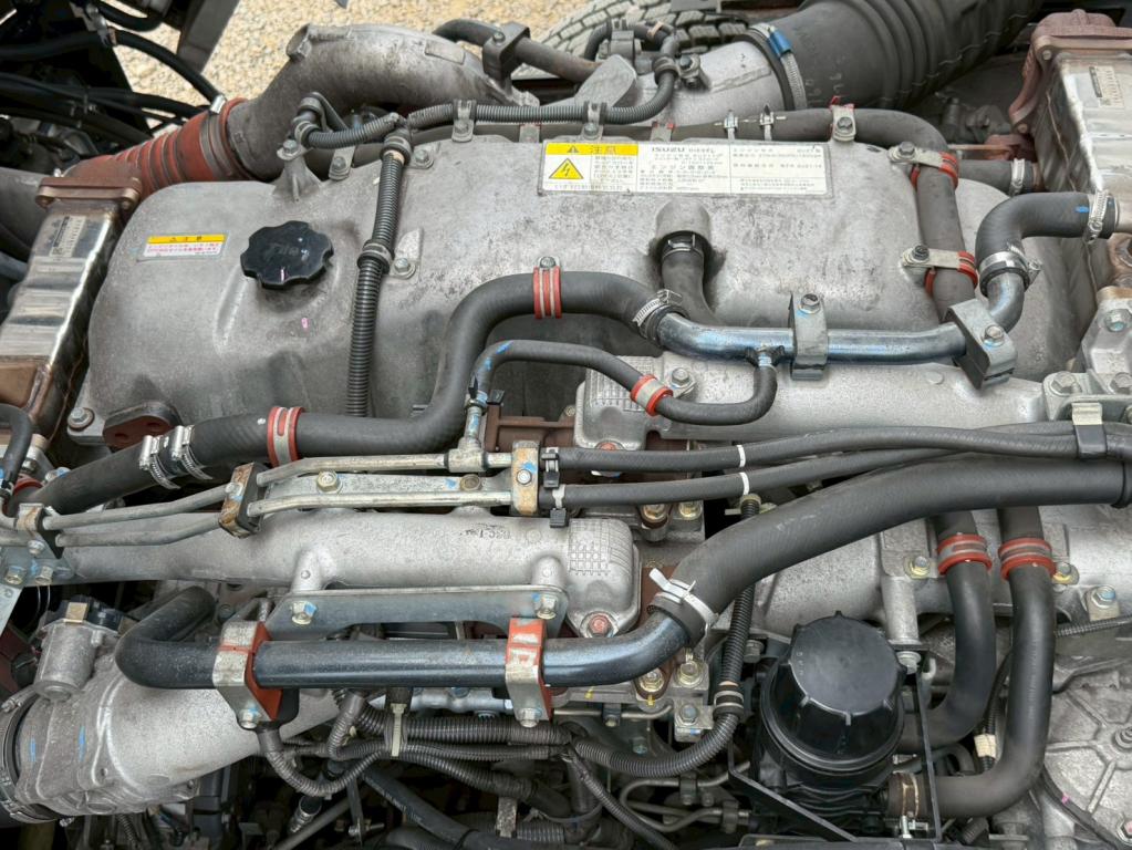 いすゞ ギガ QKG-CYL77B(6x2)の写真18