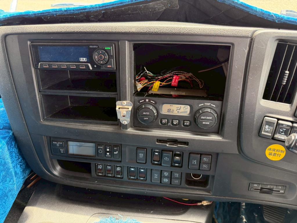 いすゞ ギガ QKG-CYL77B(6x2)の写真22