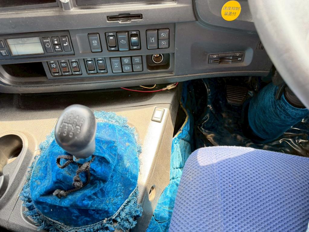 いすゞ ギガ QKG-CYL77B(6x2)の写真23