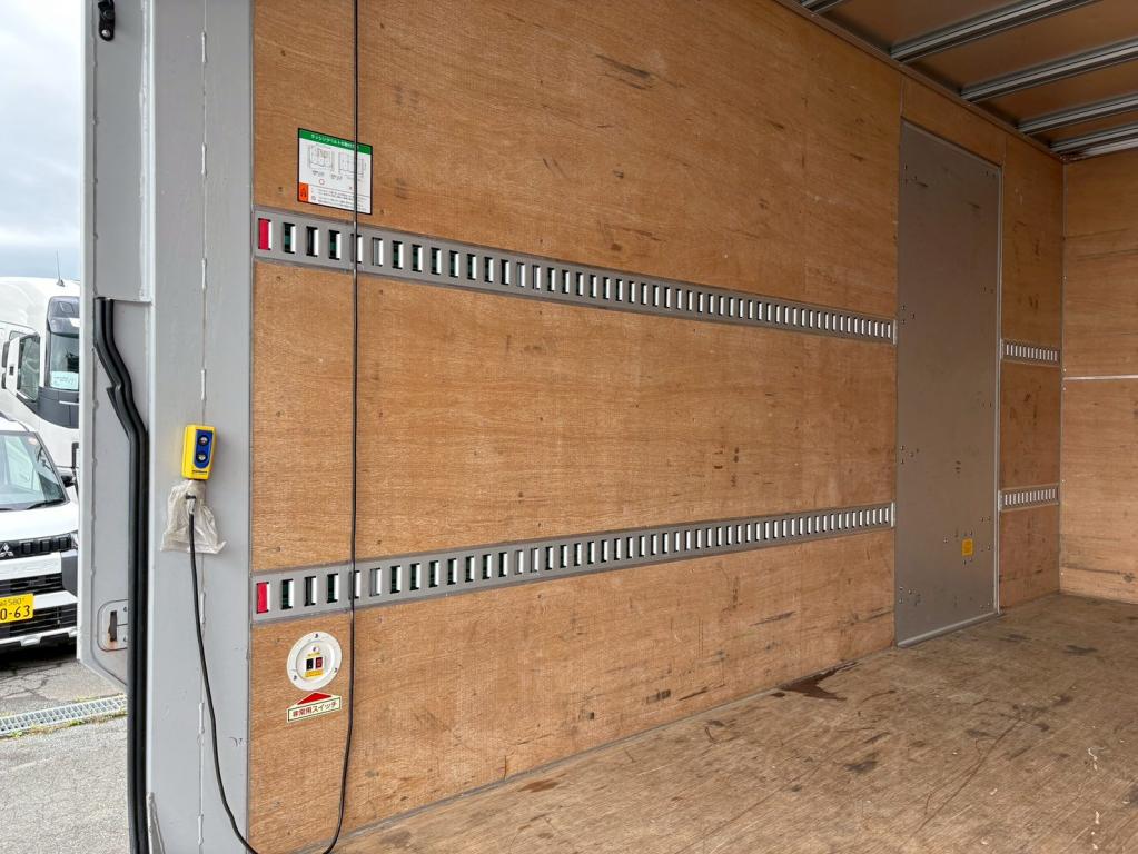 いすゞ エルフ 2RG-NPR88AN(2WD)の写真9