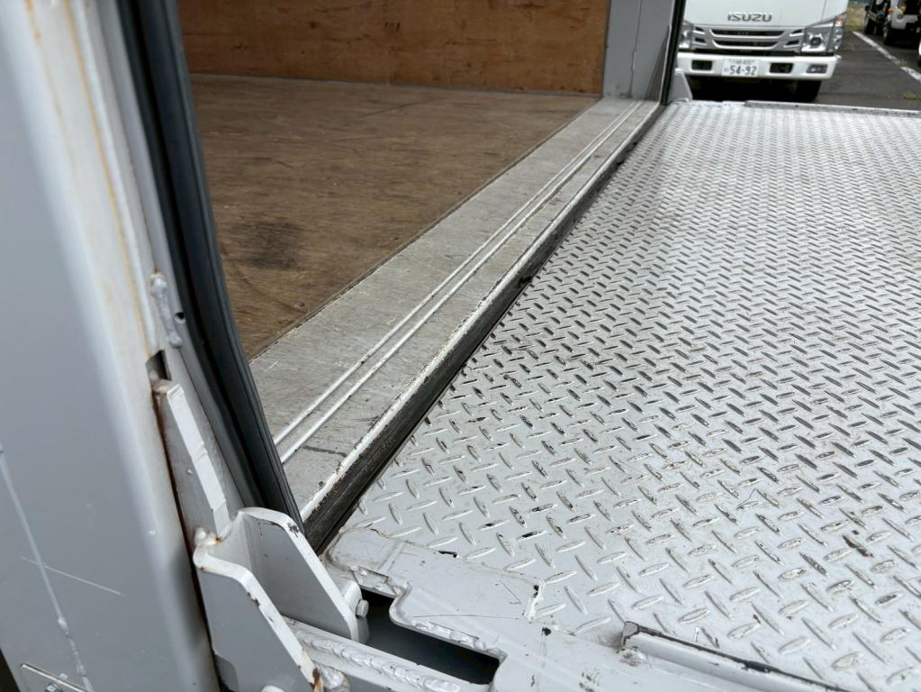 いすゞ エルフ 2RG-NPR88AN(2WD)の写真13