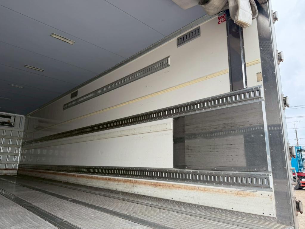 いすゞ ギガ QKG-CYJ77A(8x4)の写真10