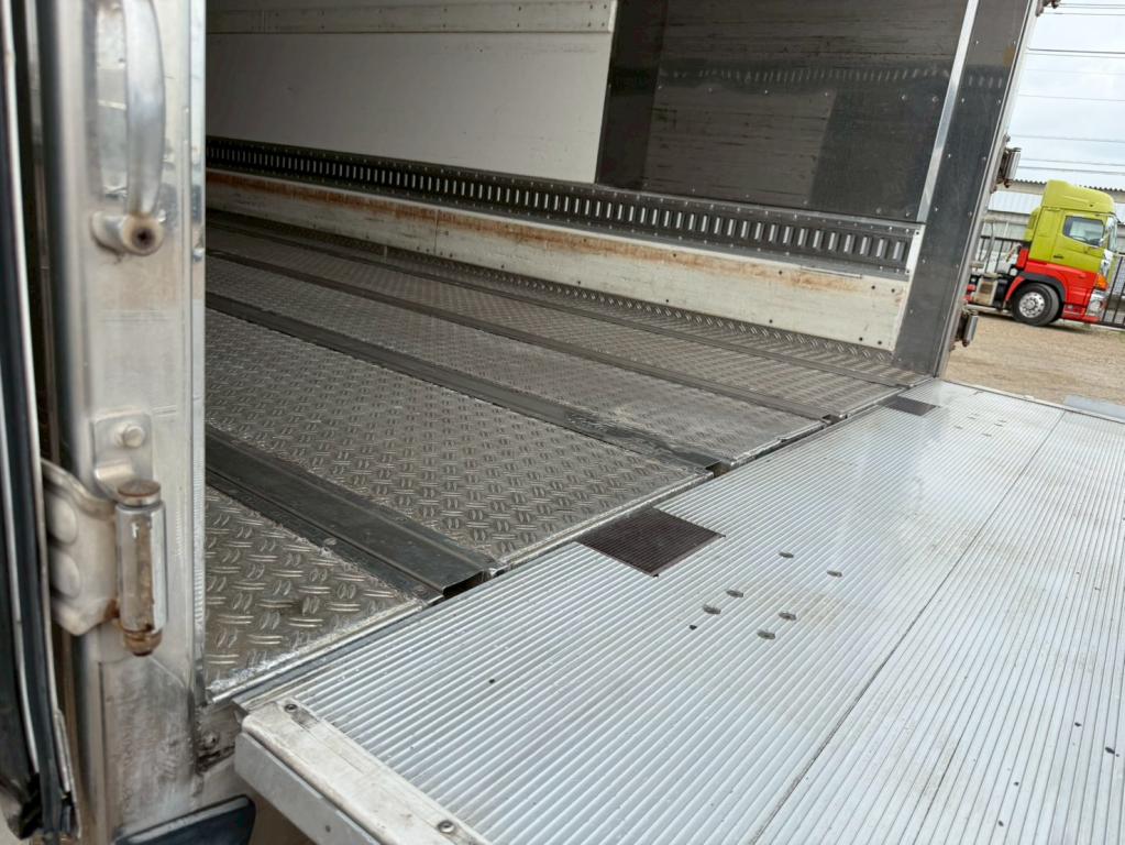 いすゞ ギガ QKG-CYJ77A(8x4)の写真13