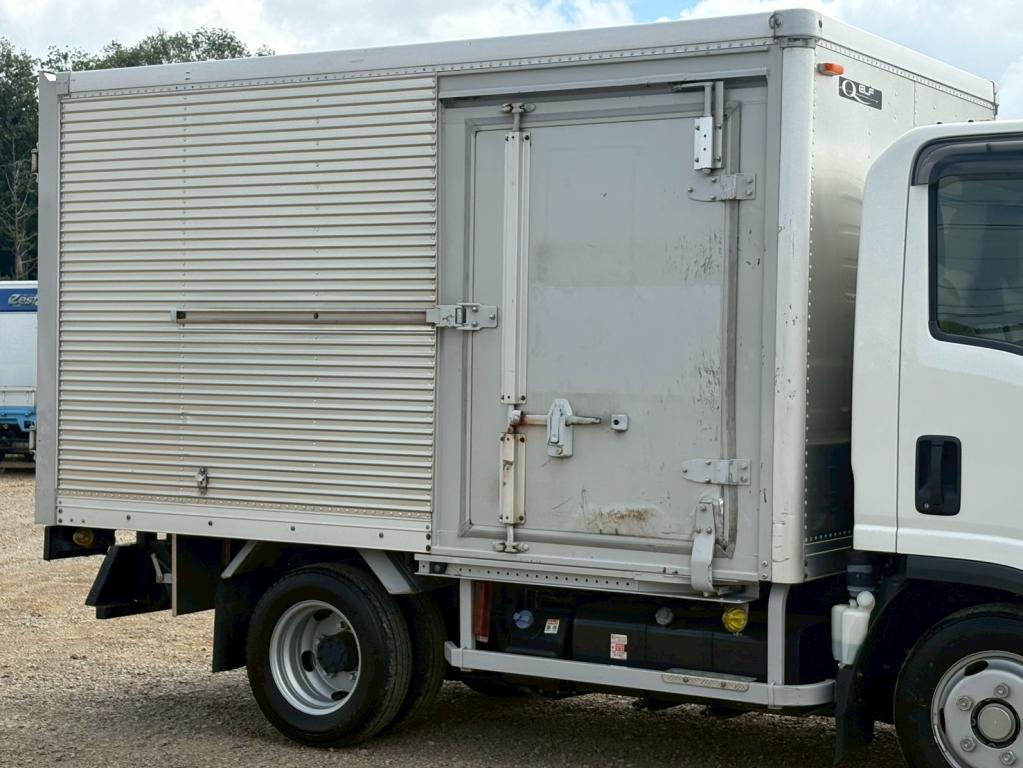 いすゞ エルフ 2TG-NLR88AM(2WD)の写真5
