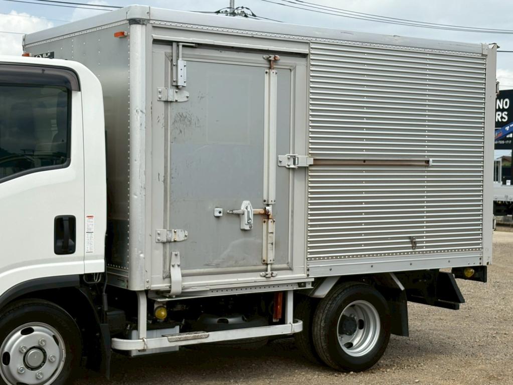 いすゞ エルフ 2TG-NLR88AM(2WD)の写真6