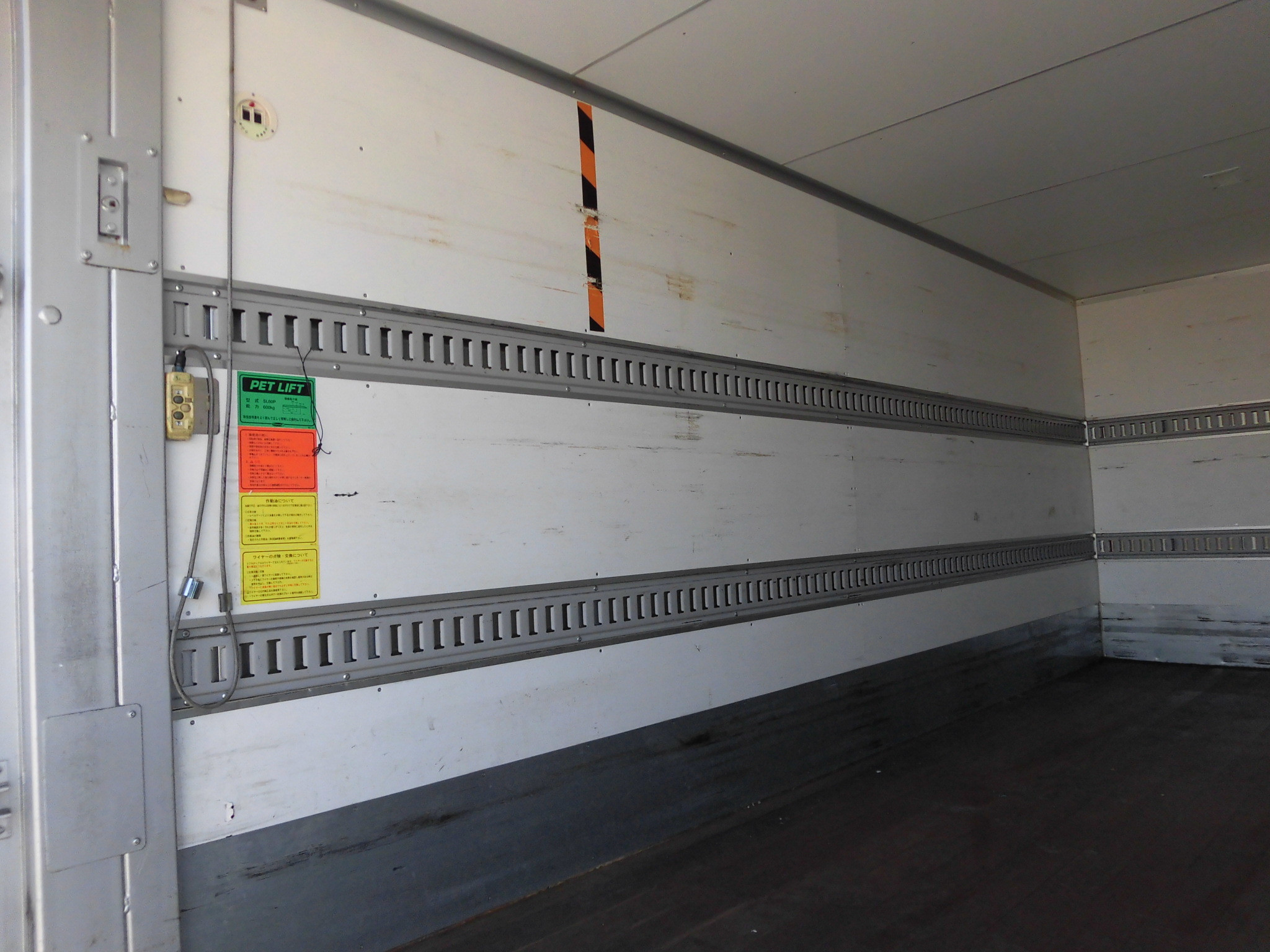 いすゞ エルフ TRG-NPR85AN(2WD)の写真12