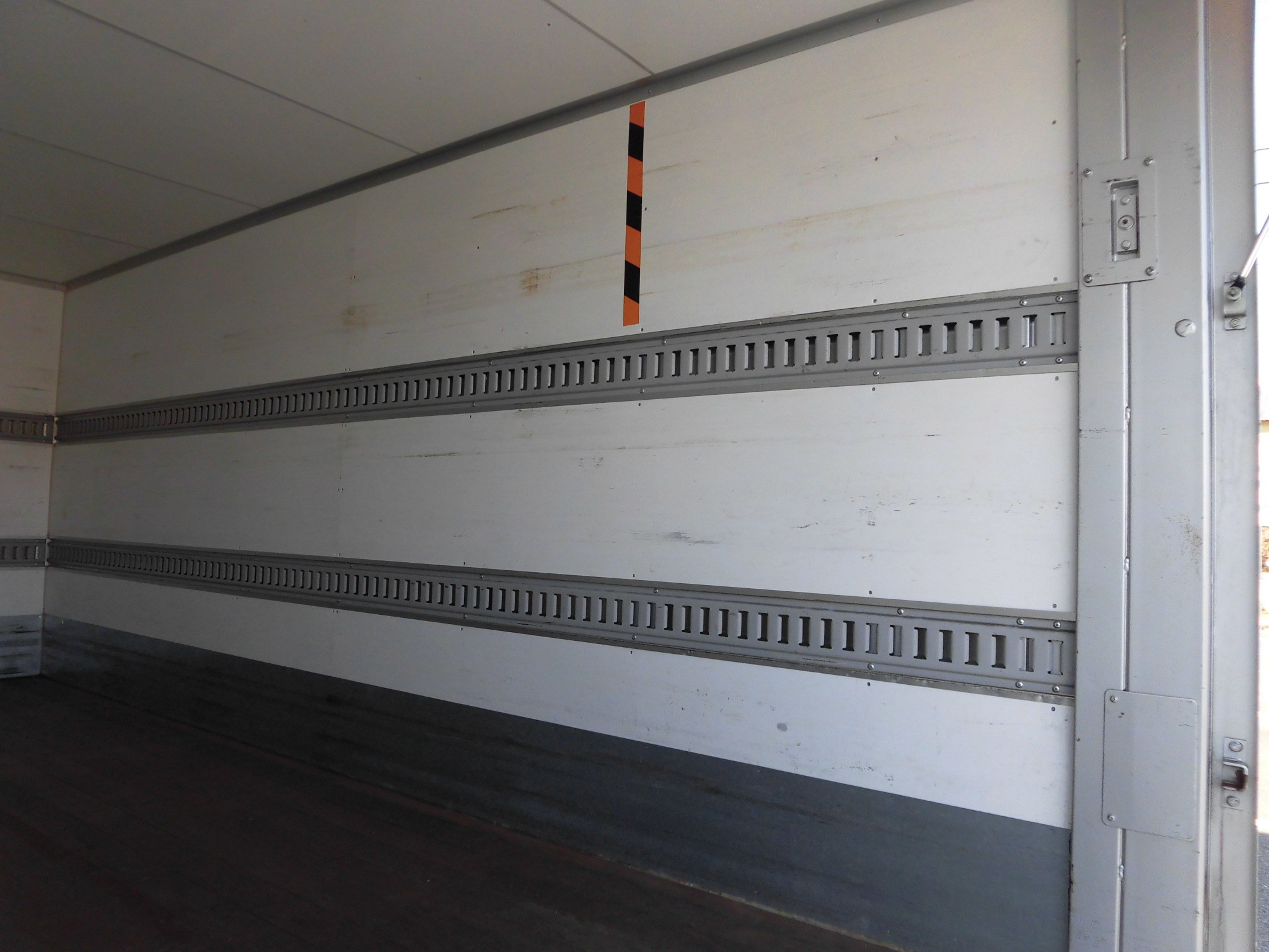 いすゞ エルフ TRG-NPR85AN(2WD)の写真13