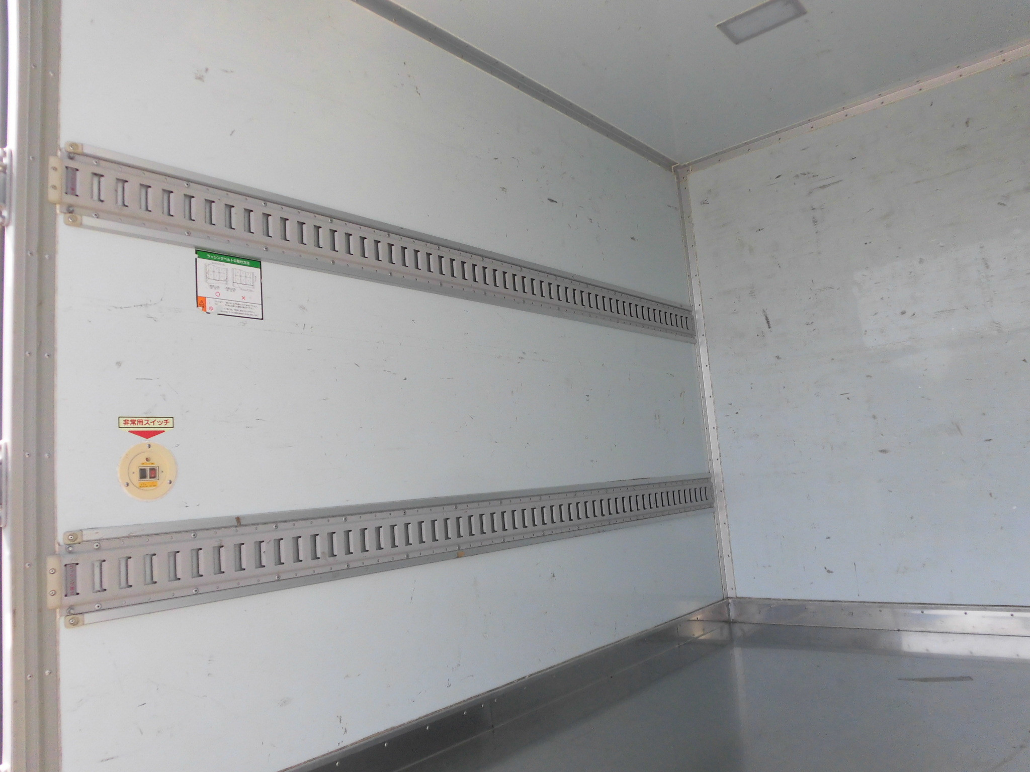 いすゞ エルフ 2RG-NLR88AN(2WD)の写真14