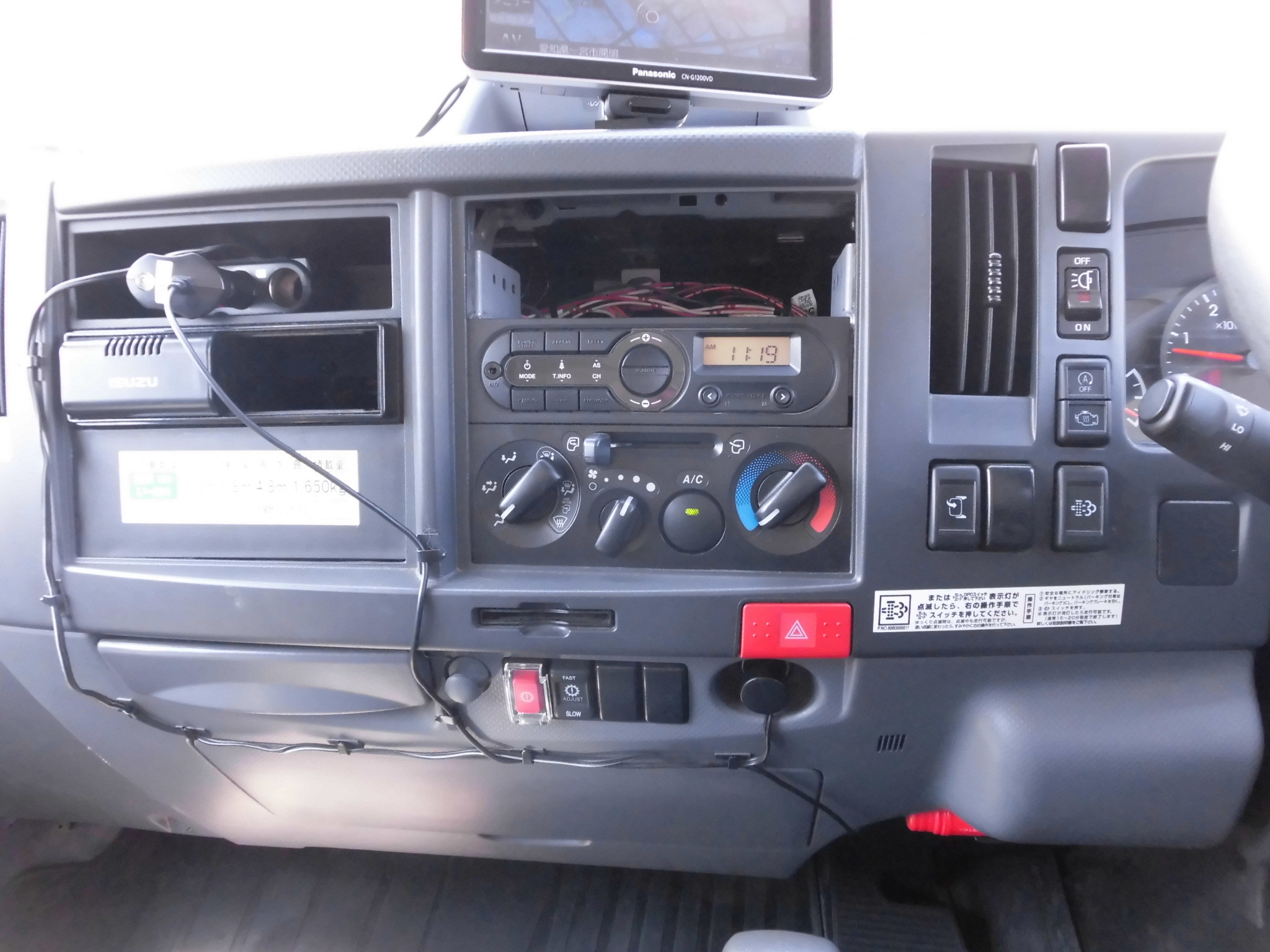 いすゞ エルフ 2RG-NLR88AN(2WD)の写真30