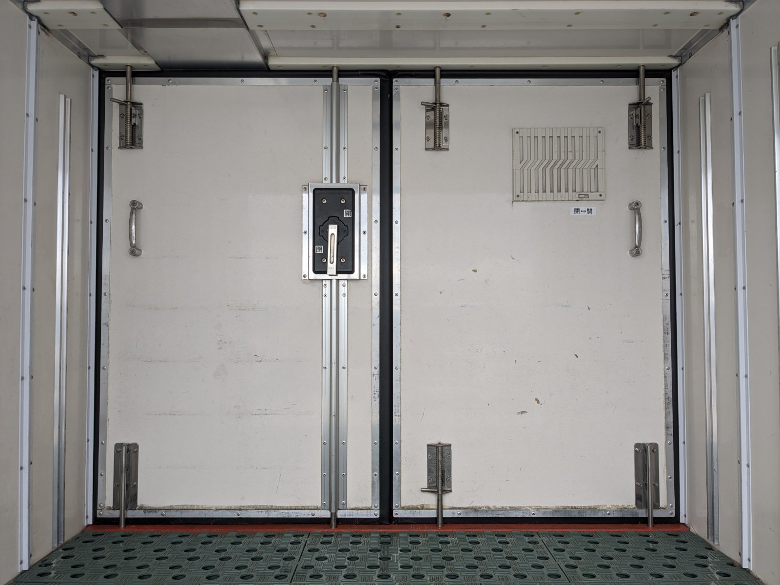 いすゞ エルフ TRG-NHR85AN(2WD)の写真17