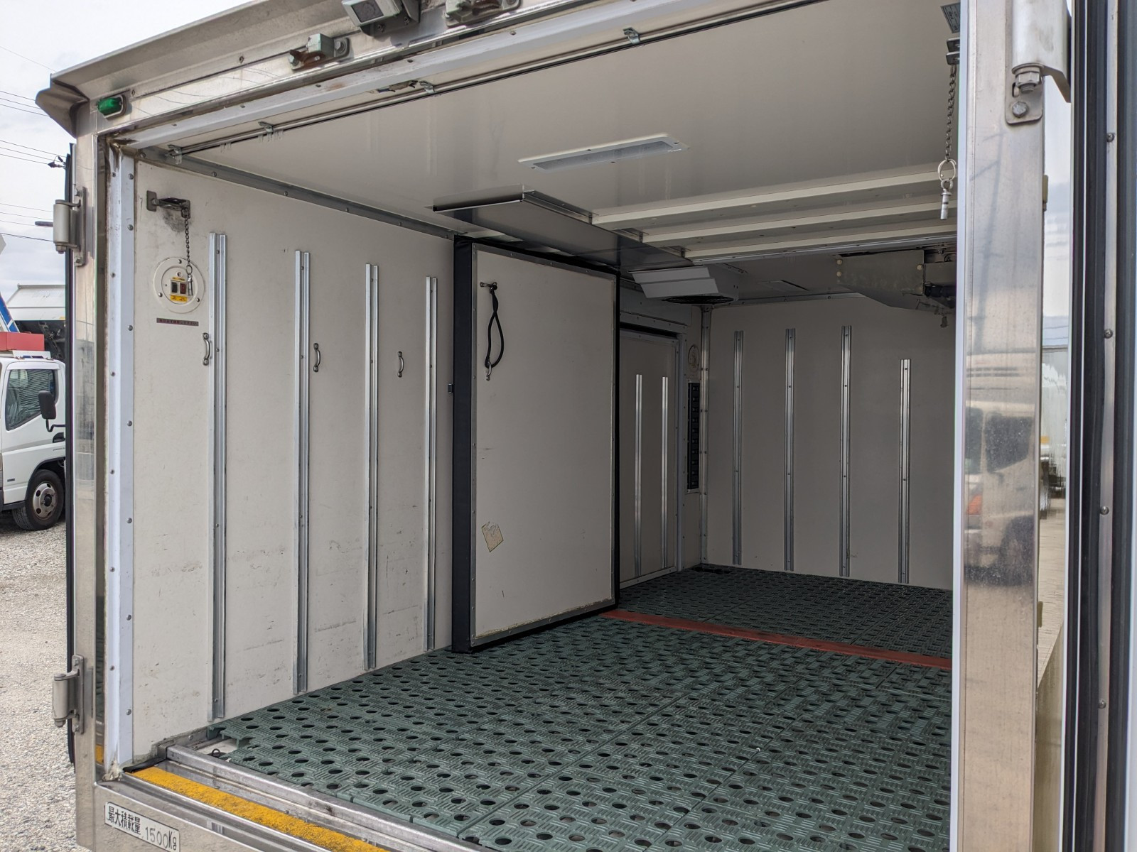 いすゞ エルフ TRG-NHR85AN(2WD)の写真19