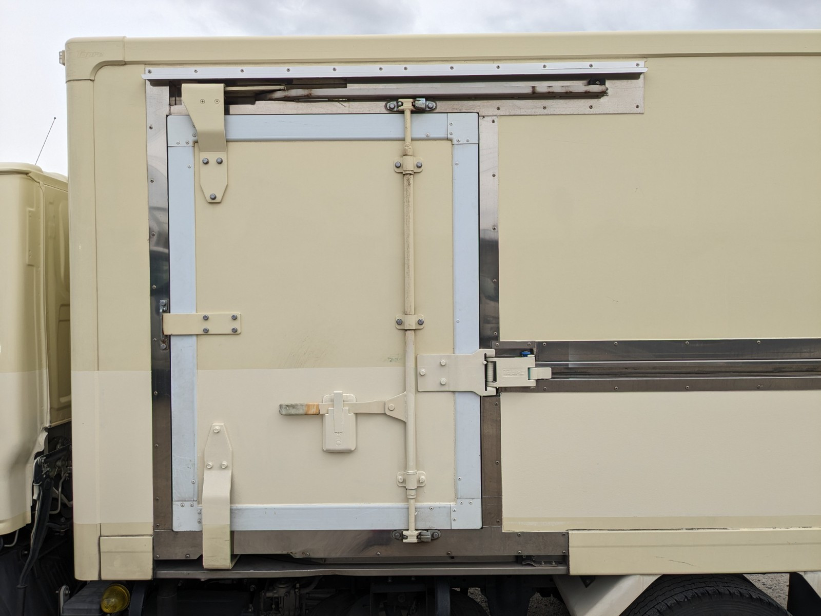 いすゞ エルフ TRG-NHR85AN(2WD)の写真27