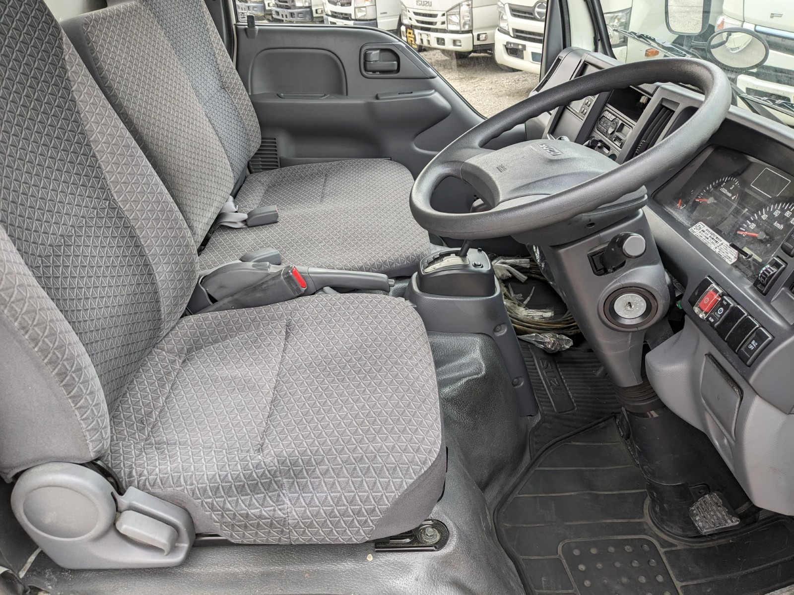 いすゞ エルフ TRG-NHR85AN(2WD)の写真36