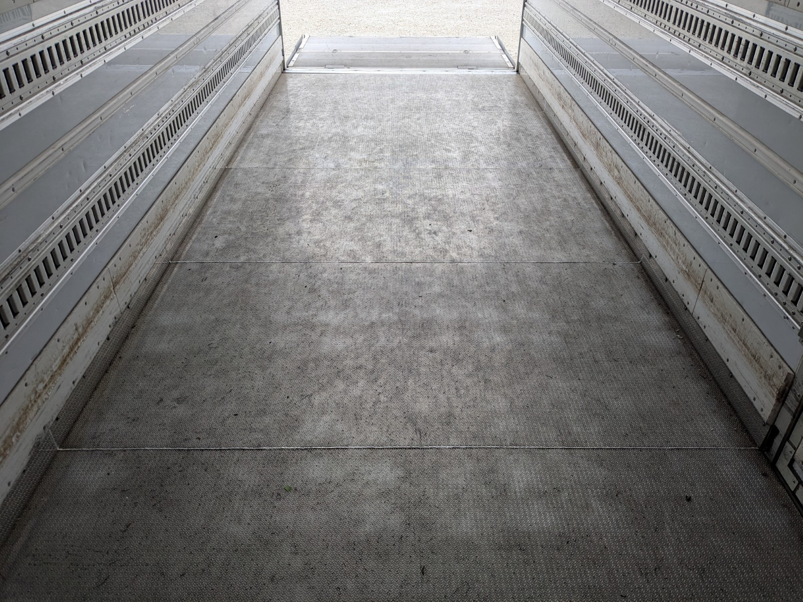 いすゞ フォワード 2PG-FRR90T2(2WD)の写真20