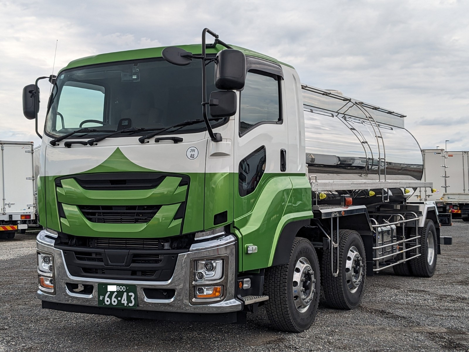 いすゞ ギガ 2PG-CYE77DM(6x2)の写真1