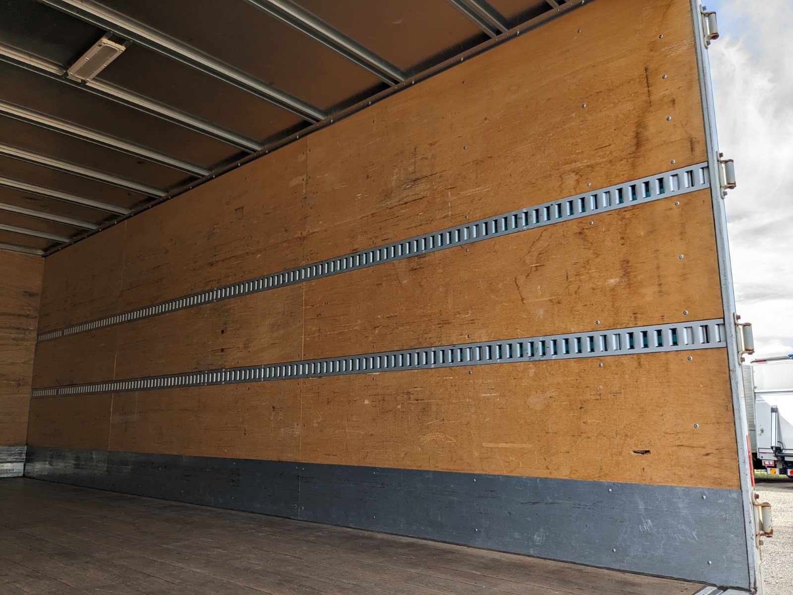 いすゞ フォワード TKG-FRR90S2(2WD)の写真23