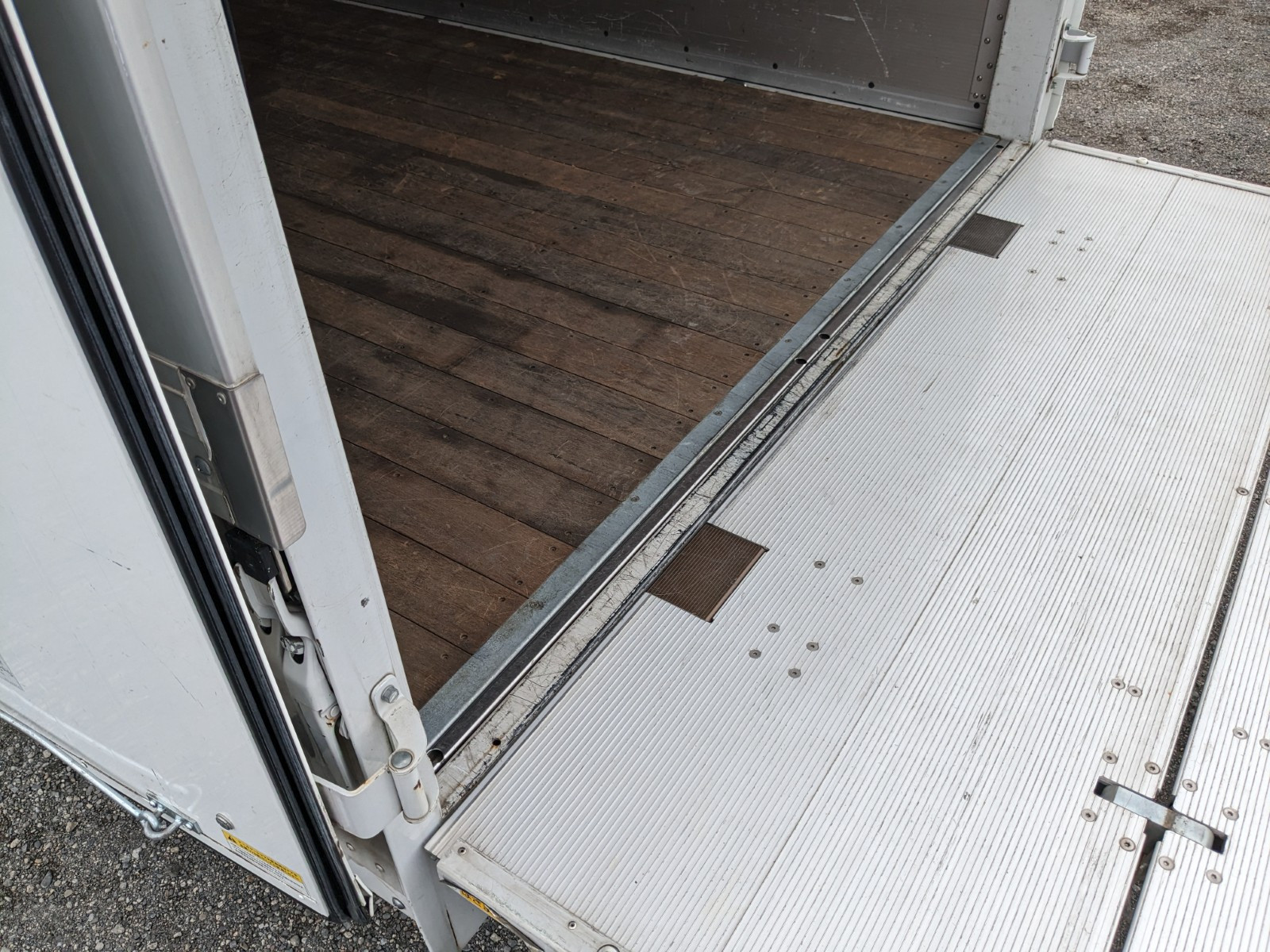 いすゞ フォワード 2PG-FRR90S2(2WD)の写真13