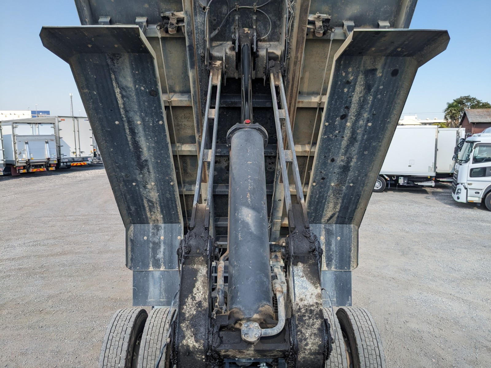 日野 プロフィア QPG-FS1AKDA(6x4)の写真33