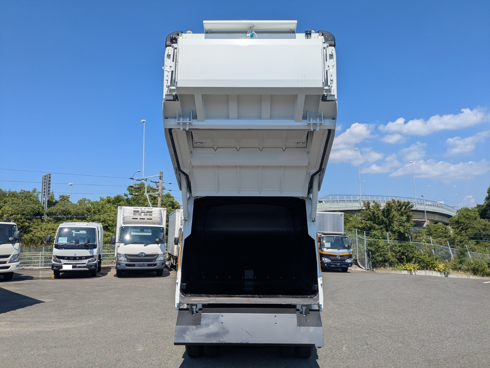 三菱 キャンター 2RG-FEAV0(2WD)の写真15