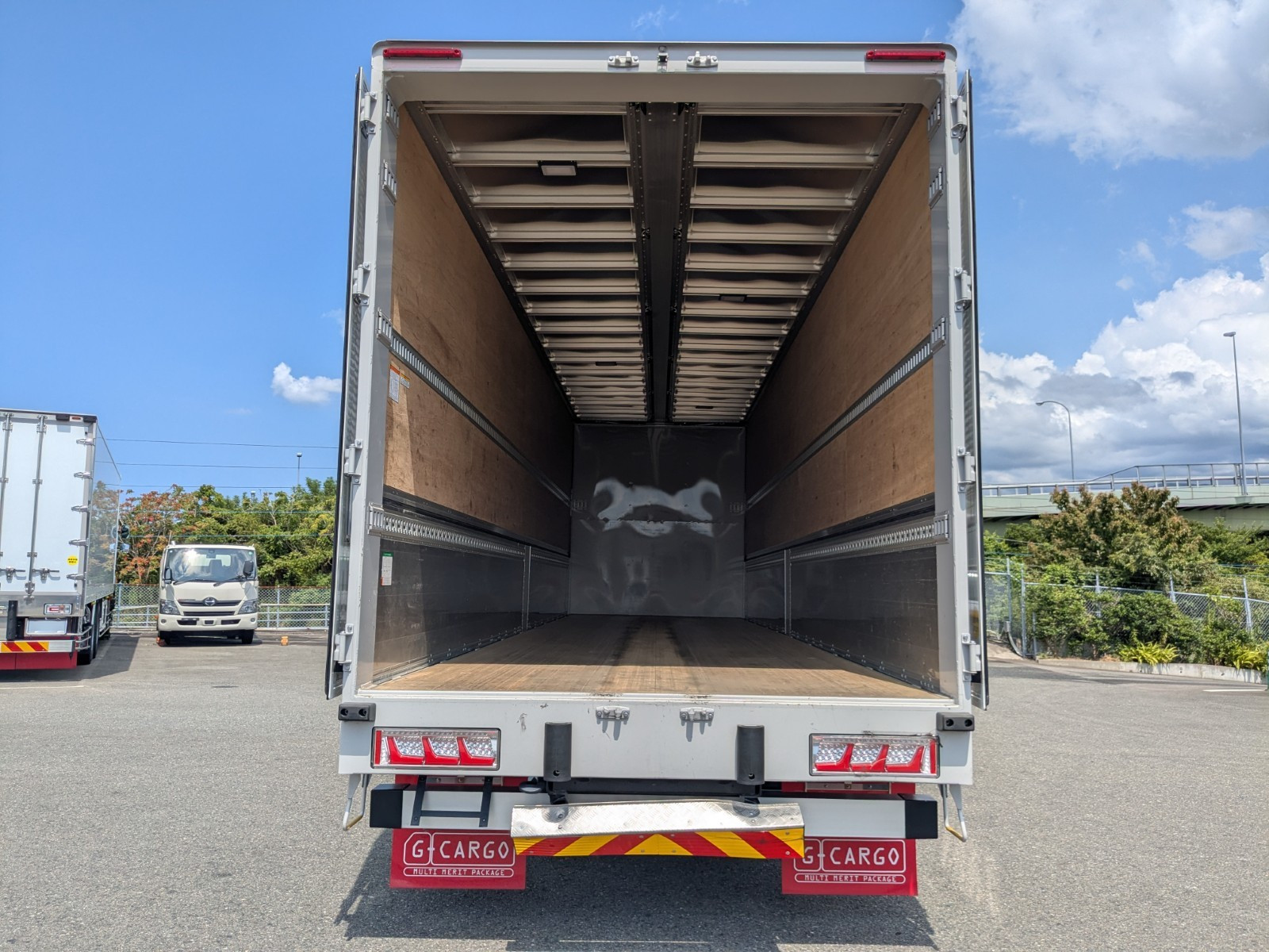 いすゞ ギガ 2PG-CYJ77D(8x4)の写真9