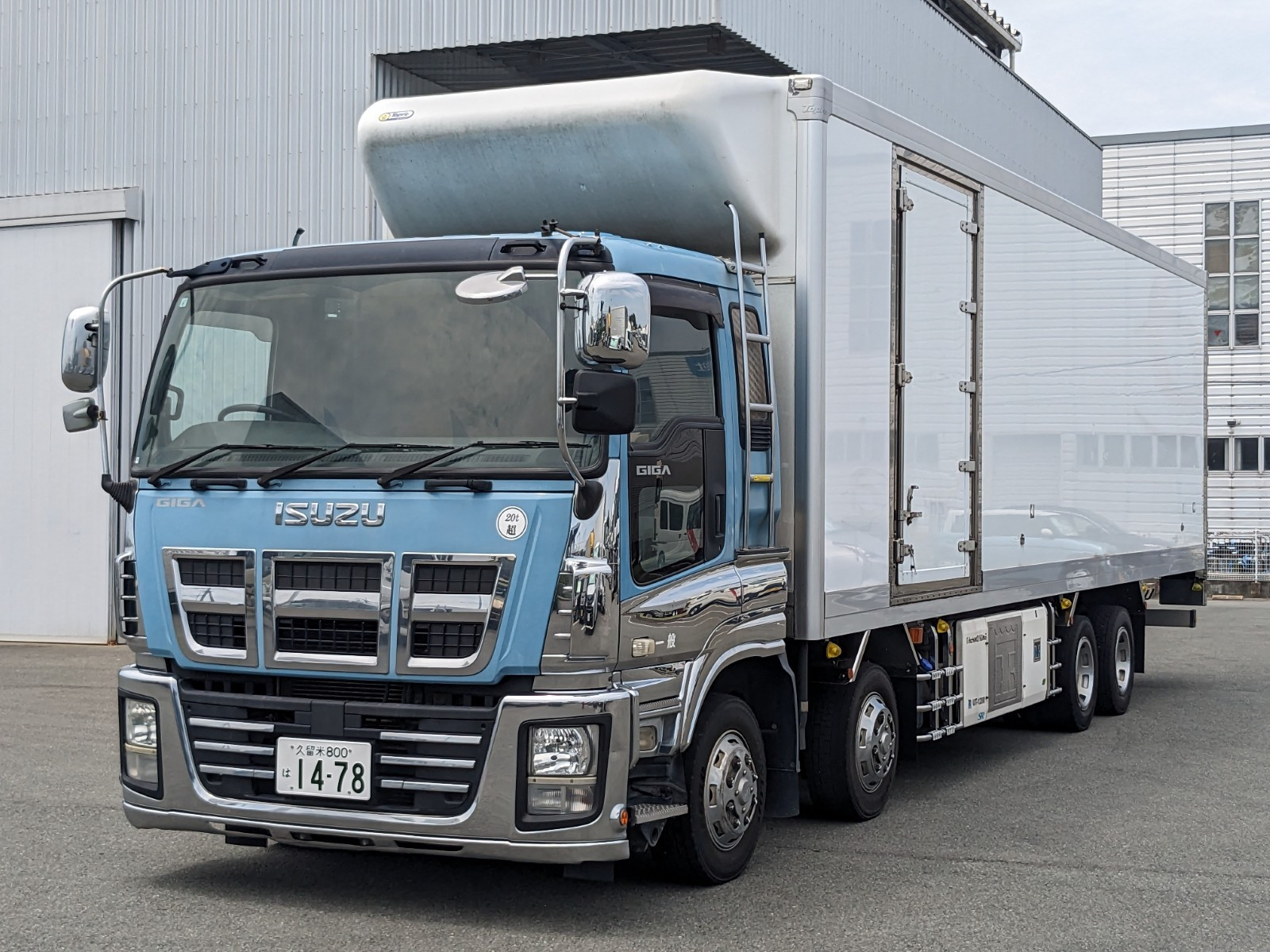 いすゞ ギガ QKG-CYJ77A(8x4)の写真1