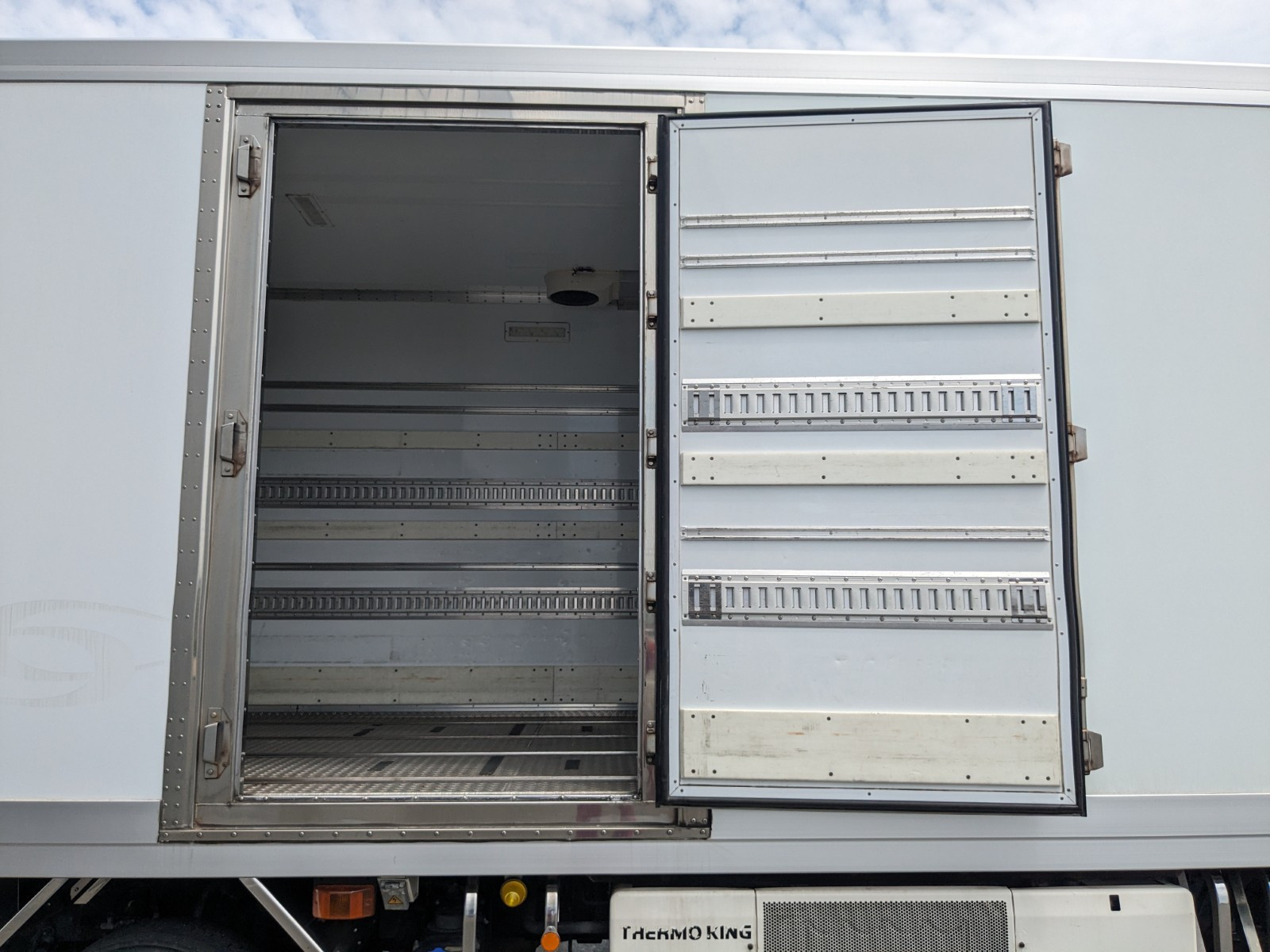 いすゞ ギガ QKG-CYJ77A(8x4)の写真16