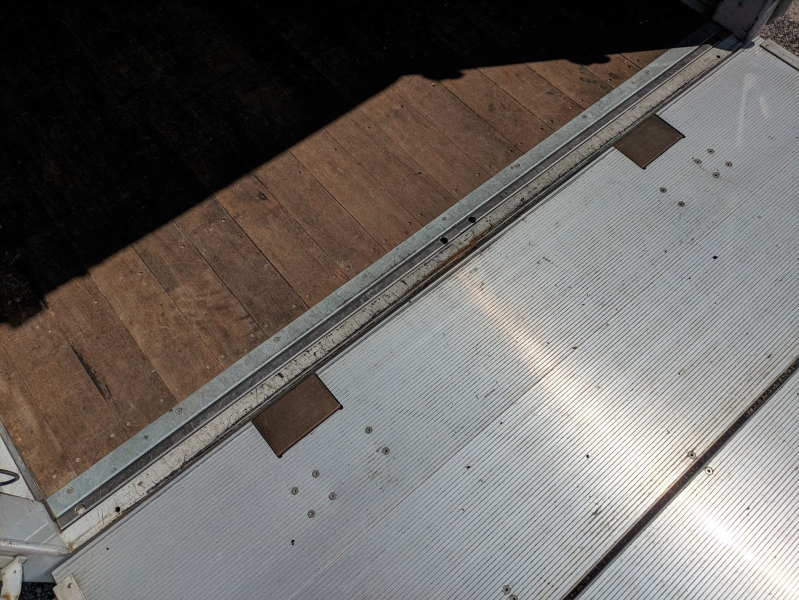 いすゞ フォワード 2PG-FRR90S2(2WD)の写真15