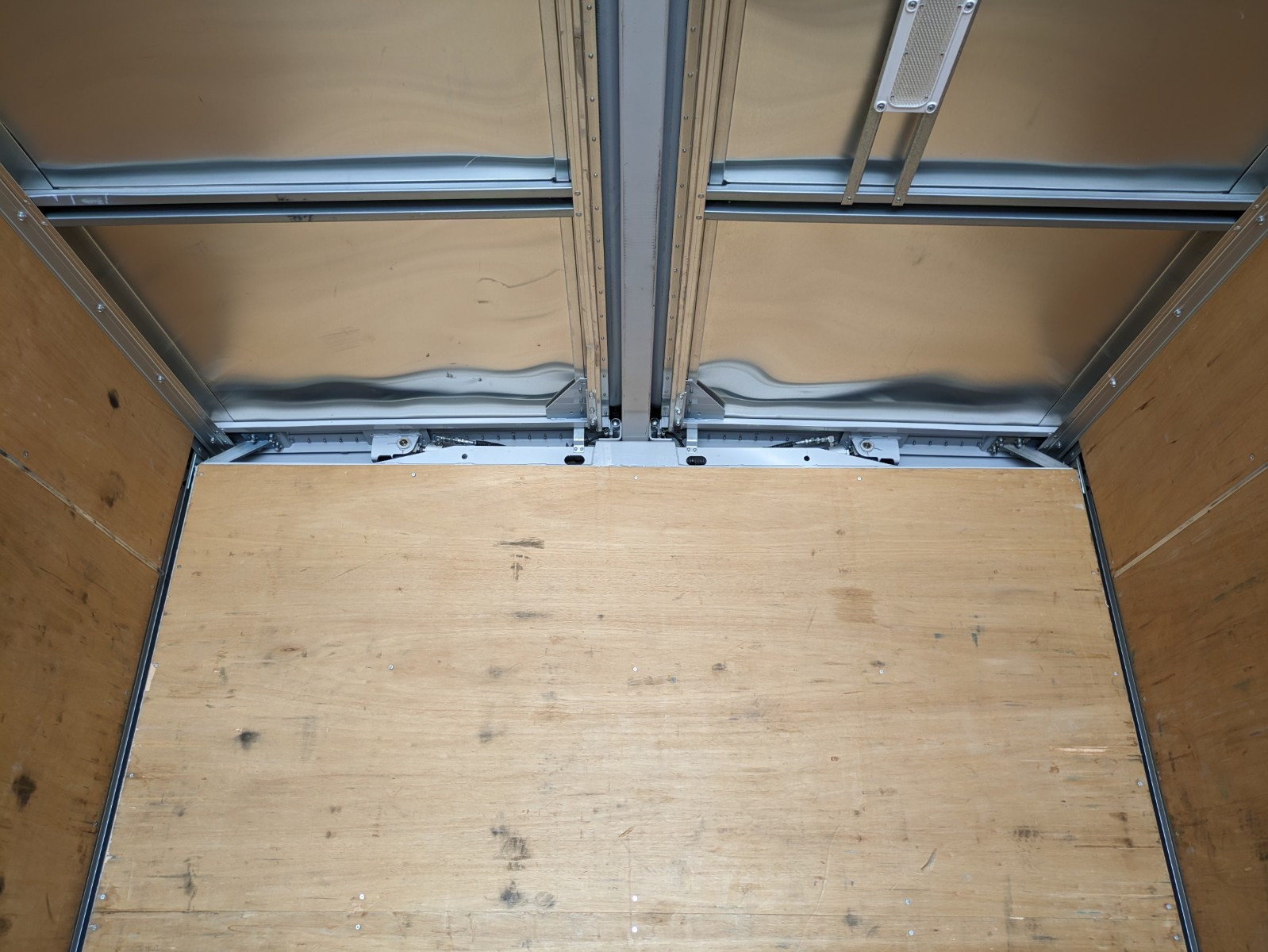 いすゞ フォワード 2PG-FRR90S2(2WD)の写真17