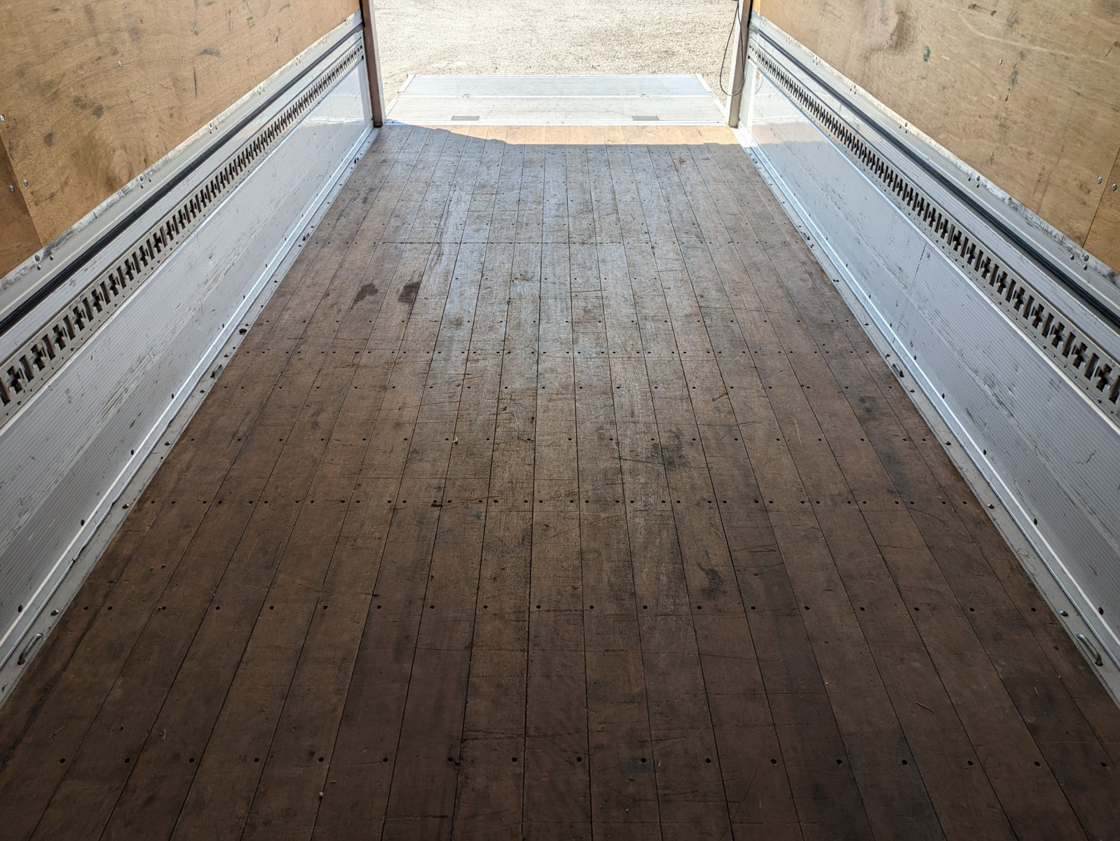 いすゞ フォワード 2PG-FRR90S2(2WD)の写真18