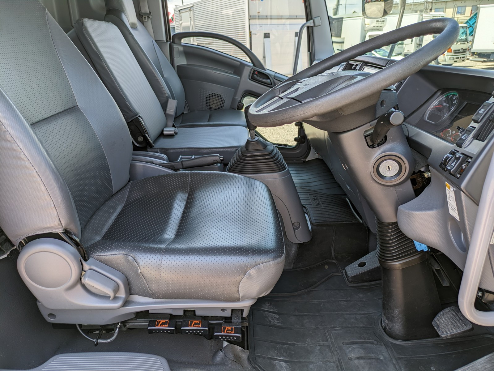 いすゞ フォワード 2PG-FRR90S2(2WD)の写真39