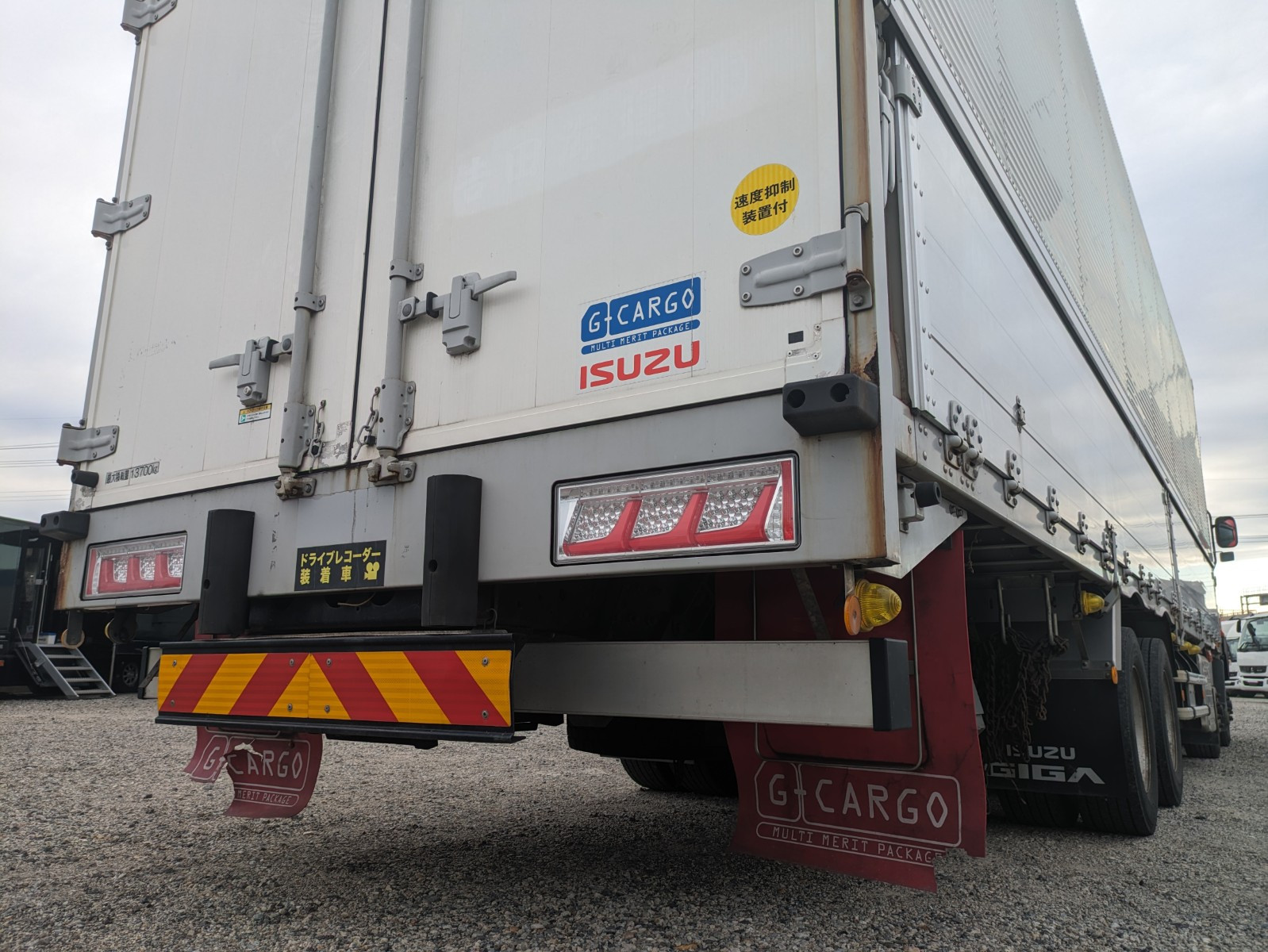いすゞ ギガ 2PG-CYJ77C(8x4)の写真9