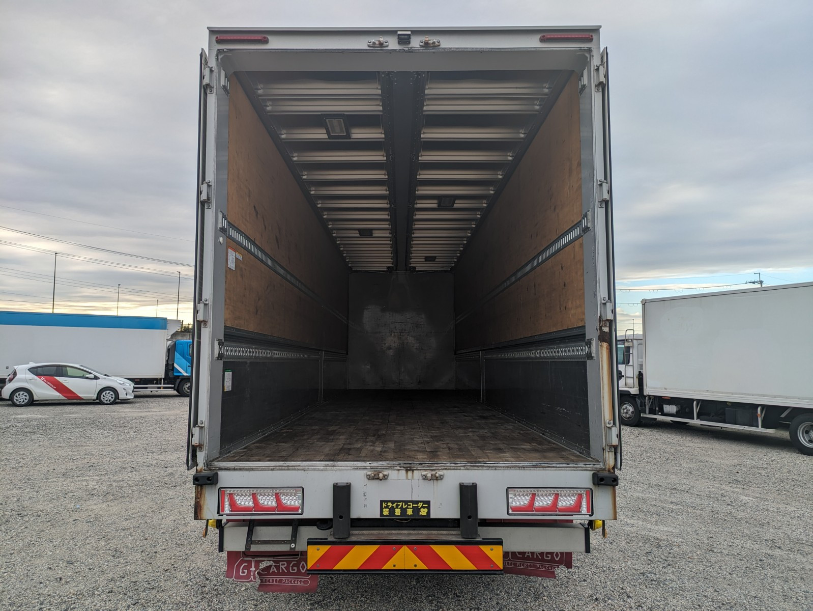 いすゞ ギガ 2PG-CYJ77C(8x4)の写真11