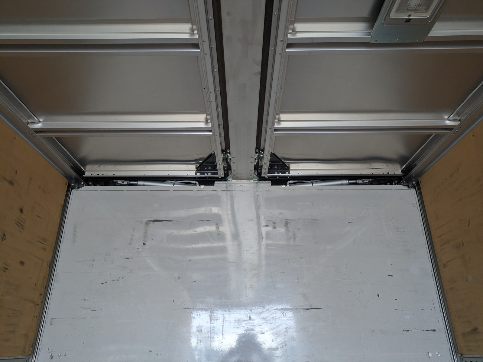 いすゞ ギガ 2PG-CYJ77C(8x4)の写真15