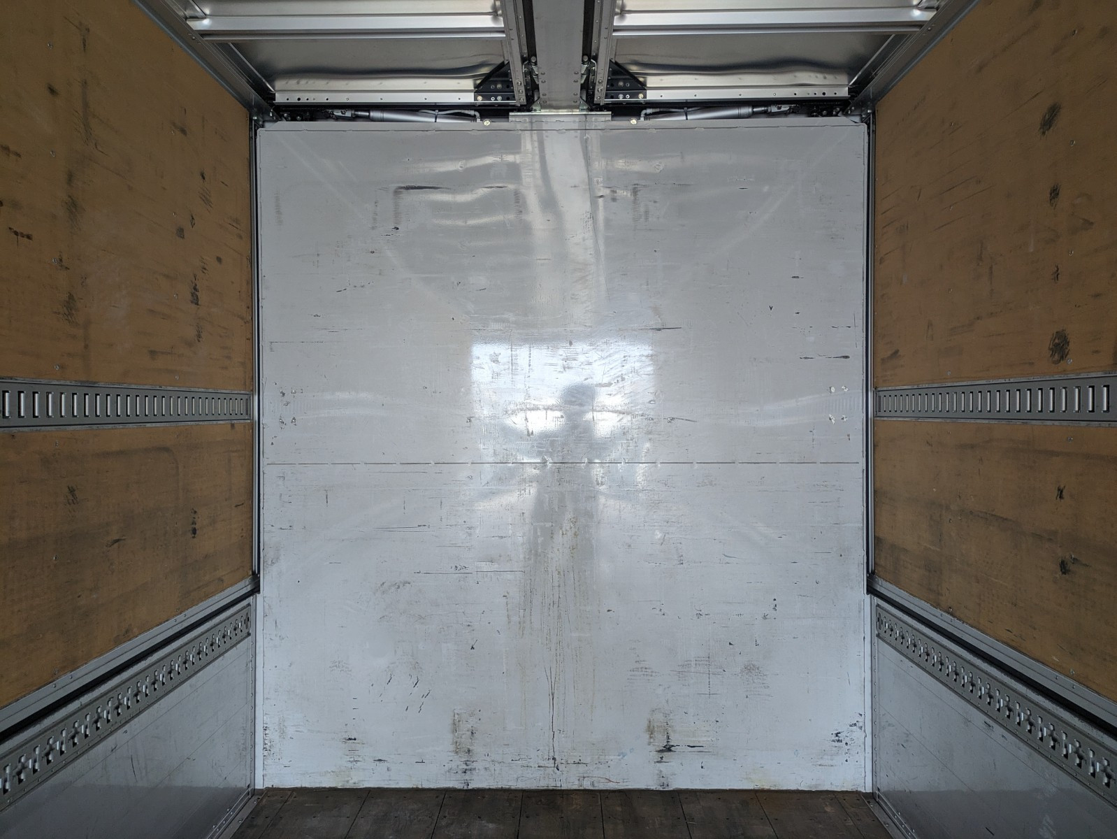 いすゞ ギガ 2PG-CYJ77C(8x4)の写真16