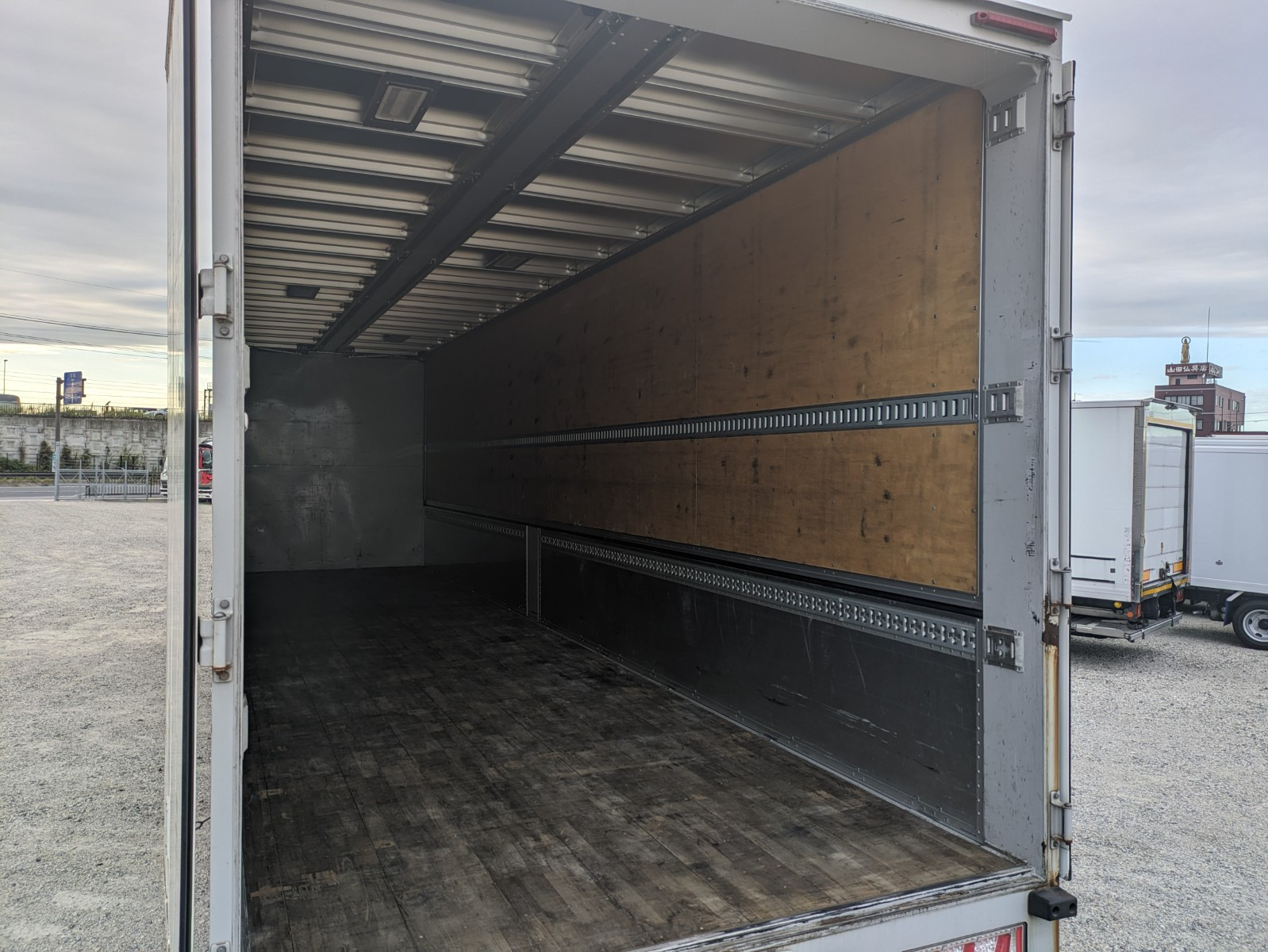 いすゞ ギガ 2PG-CYJ77C(8x4)の写真18