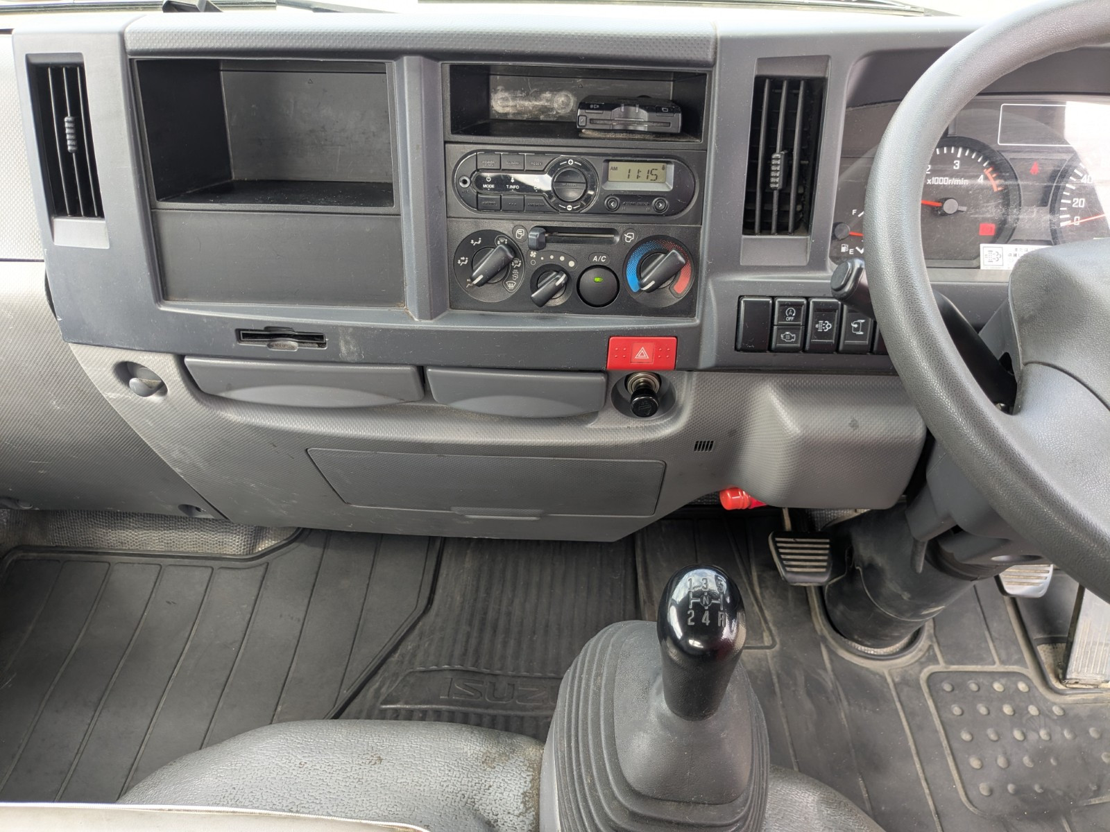 いすゞ エルフ TRG-NHR85A(2WD)の写真32