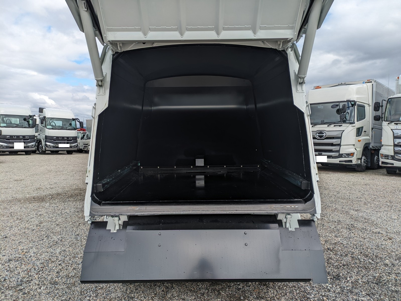 三菱 キャンター 2RG-FEAV0(2WD)の写真16