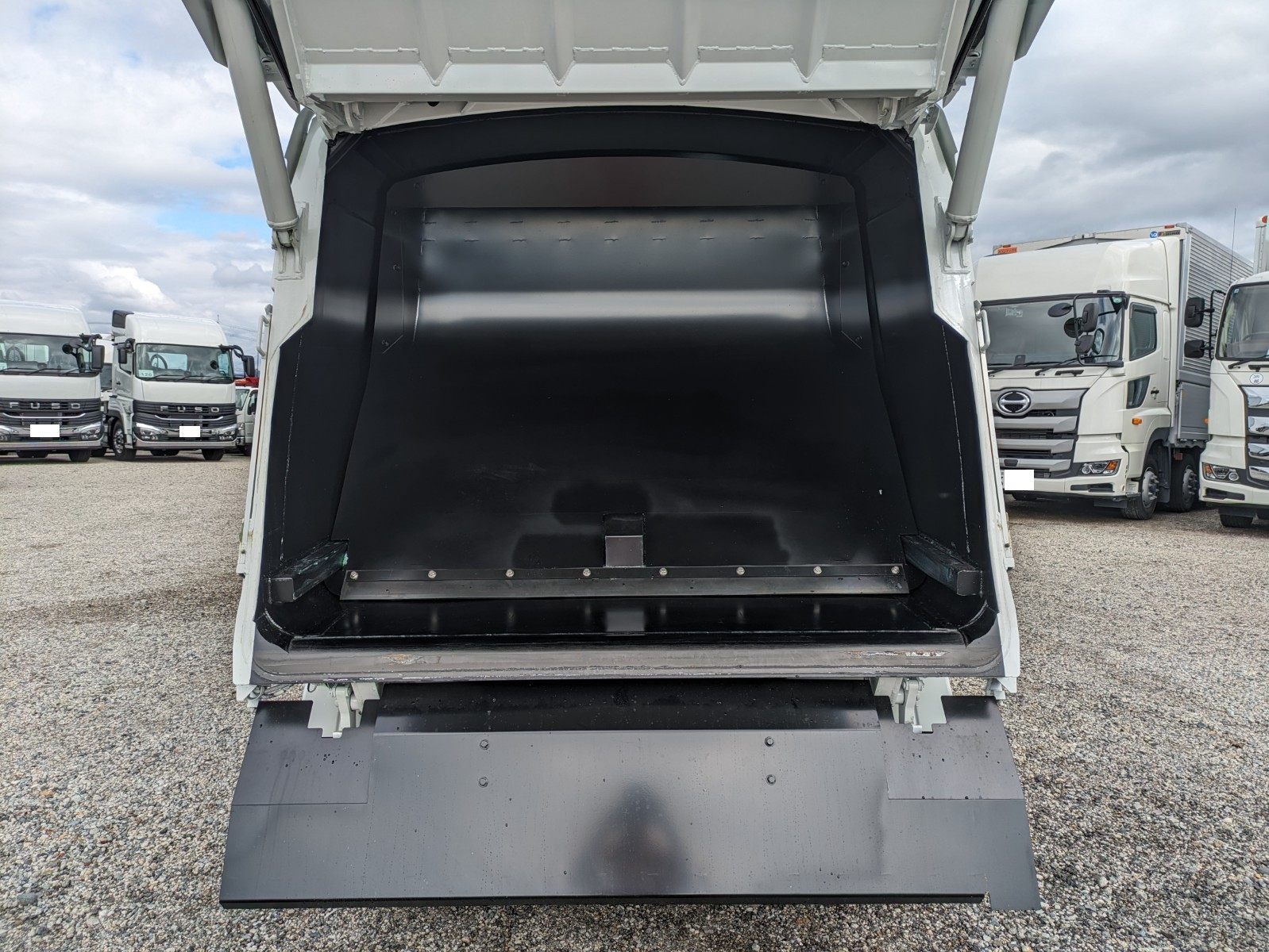 三菱 キャンター 2RG-FEAV0(2WD)の写真17